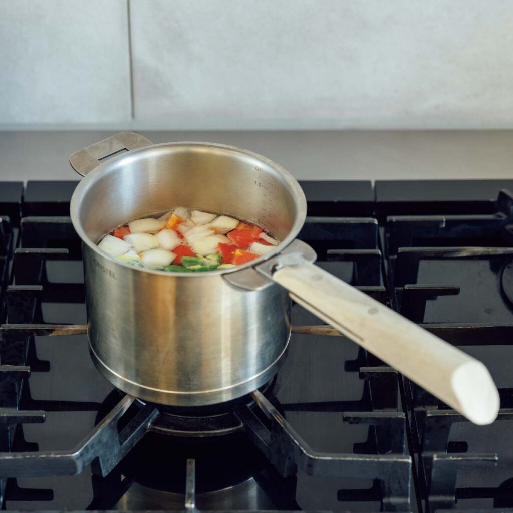 ワタナベマキさんの愛用する台所道具⑧ 〈クリステル〉のスープ鍋