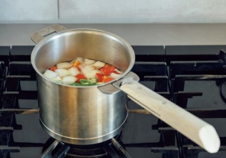 〈クリステル〉のスープ鍋
アルミをステンレスで挟んだ多重構造の厚い底が、均一に効率よく熱を伝え、蓄熱性に優れたステンレスがしっかり保温する「グラフィット ミルクポット14㎝」。「内側に目盛りがついているので調理がしやすいです」