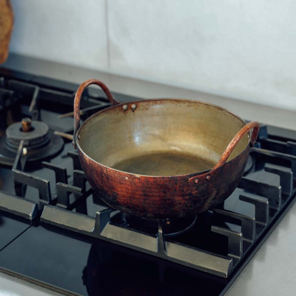 ワタナベマキさんの愛用する台所道具⑩ 〈中村銅器製作所〉の天ぷら鍋