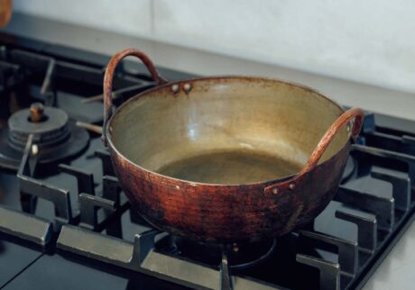 〈中村銅器製作所〉の天ぷら鍋
アルミやステンレスよりも熱伝導に優れた、26㎝の銅製天ぷら鍋。「鍋全体にむらなく熱が広がり、冷めにくい。具材を入れて温度が下がってもすぐにまた上がるので、カラッとおいしい天ぷらが出来上がります」