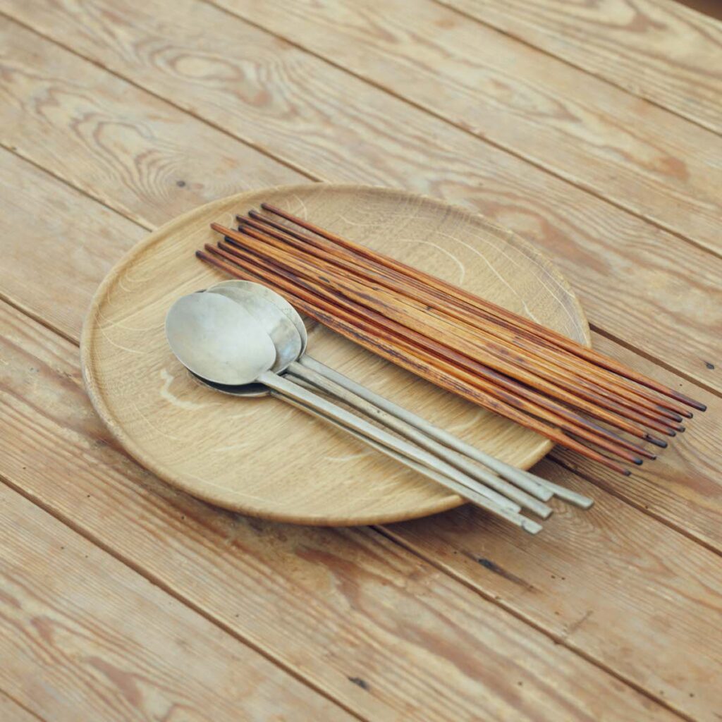 長尾智子さんの愛用する台所道具② 韓国のスッカラと『工芸店ようび』の利休箸