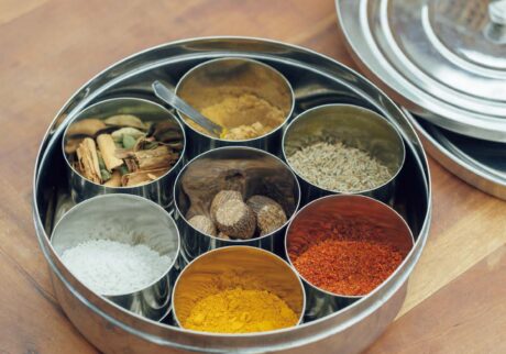 インド製のスパイスボックス 
クミン、ターメリック、チリパウダーなどのスパイスをまとめて保存。「これ自体の置き場所は必要ですが、一つに収めておくと単品でも使いやすいはず」。一つ二つは、塩やよく使うドライハーブなどに置き換えても便利。