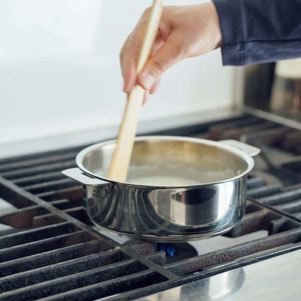 長尾智子さんの愛用する台所道具⑩ 〈クリステル〉の浅型両手鍋