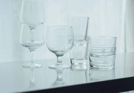 スタッキングできるグラス
「グラスもスタッキングできることがマスト。気兼ねなく使える丈夫で耐久性があるものが主です」。ステム付きのワイングラスは〈ボルミオリロッコ〉、タンブラーは〈木村硝子店〉のもの。背の低いものはボデガグラス。