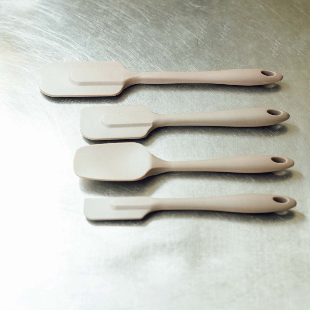 サルボ恭子さんの愛用する台所道具⑦ 〈フライングソーサー〉のスパチュラ