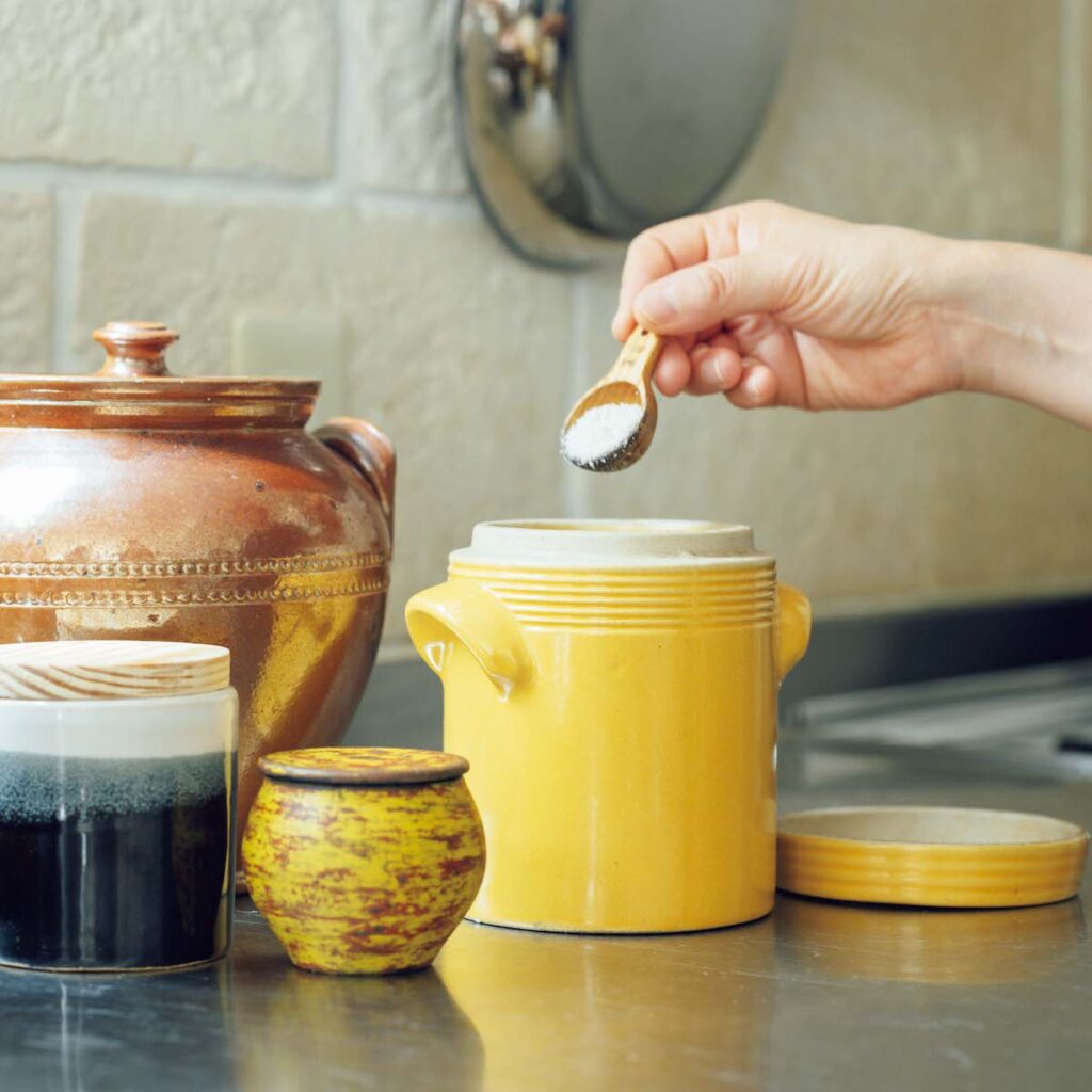 サルボ恭子さんの愛用する台所道具⑩ 陶器製の塩入れ4 種