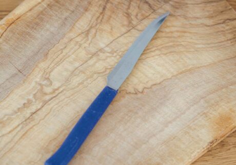 〈MAROB〉のナイフ
鋸のような刃を持ったイタリアのナイフ。「サラダを作るとき専用として活躍。軽くて小回りが利くので、空中で野菜を切る際に便利。ギザギザの刃が野菜の断面を不揃いにするので、ドレッシングが染み込みやすいんです」