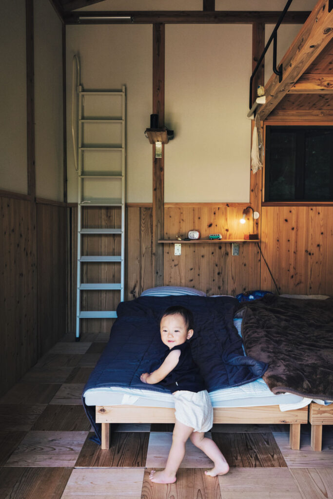 小屋の内部は４畳半のフロアと1 畳のロフトからなるシンプルな空間。