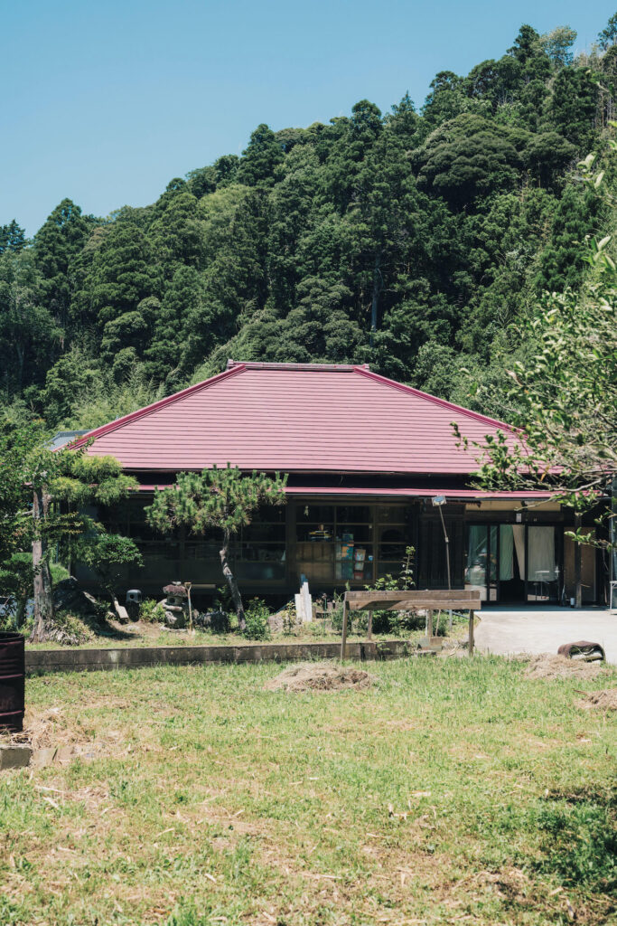 房総半島で古くから続く地主の家で、長らく空き家だったという。東京にある夫婦の職場から通勤圏内にあるが、田畑と自然に囲まれたのどかな土地。