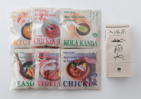 冷凍カレーは、チキン（¥1,200）、ベジ（¥1,100）、シーズナル（¥1,100）の3種。冷凍粥は、アーユルヴェーダのハーブ＂ブラフミー＂を使った青菜とココナッツミルクのお粥「コラキャンダ」（¥1,100）、烏骨鶏の出汁を贅沢に使いビーツと合わせた「参鶏湯」（¥1,200）、日本人の胃腸にも合うよう仕上げた豆粥「キチュリ」（¥1,100）の3種。「お茶としても、入浴剤としても２度楽しい」をコンセプトにした入浴茶（¥1,650）は、ハーブとスパイスをブレンド。