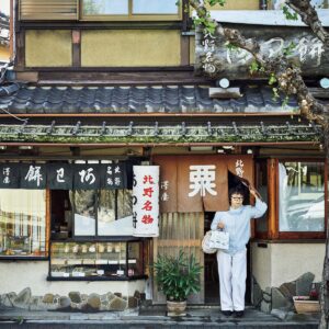 Ricca Fukuda
菓子研究家。著書に『季節の果物でジャムを炊く』（立東舎）、『民芸お菓子』（Discover Japan）など。プロデュースした福岡・糸島『bbb haus』の「サブレ・ウィークエンド・シトロン」が好評。京都へは、仕事やプライベートで年に数回訪れている。写真は『粟餅所・澤屋』の店先にて。