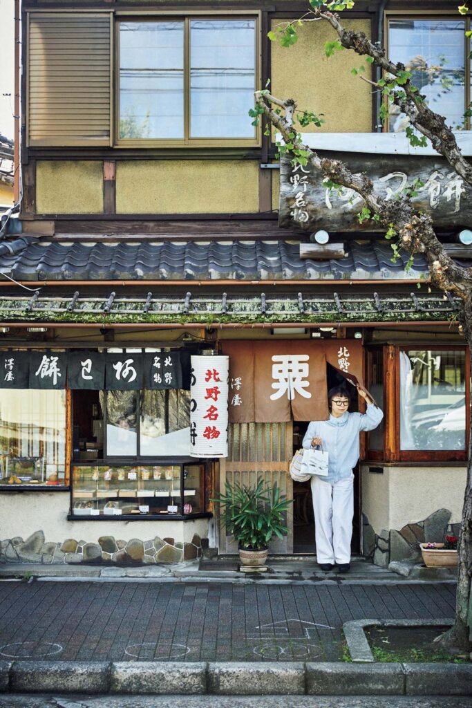 Ricca Fukuda
菓子研究家。著書に『季節の果物でジャムを炊く』（立東舎）、『民芸お菓子』（Discover Japan）など。プロデュースした福岡・糸島『bbb haus』の「サブレ・ウィークエンド・シトロン」が好評。京都へは、仕事やプライベートで年に数回訪れている。写真は『粟餅所・澤屋』の店先にて。