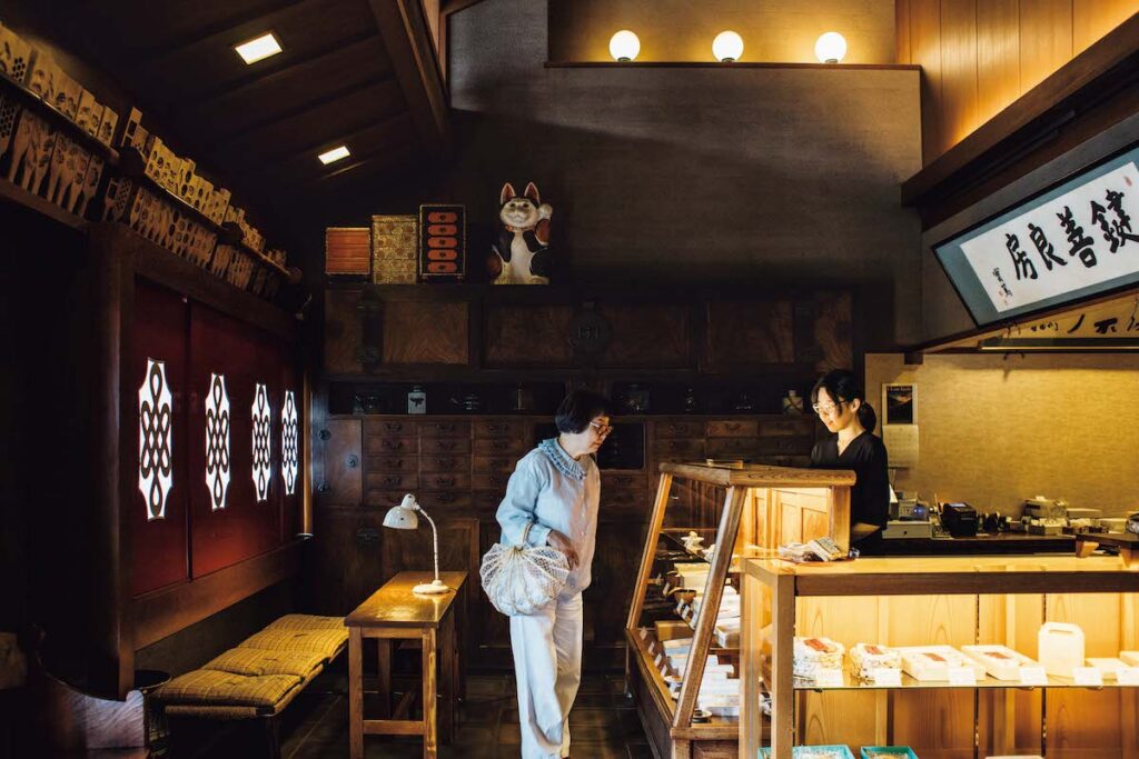 『鍵善良房 四条本店』のわらびもち
京都に来ると、必ず立ち寄る店。深煎りきなこがかかったわらびもちは、波照間産の黒糖を使った黒蜜と。「割るとわかるグレーの色は、本わらび粉だからこそ」。貴重な民藝や家具が並ぶ店内。