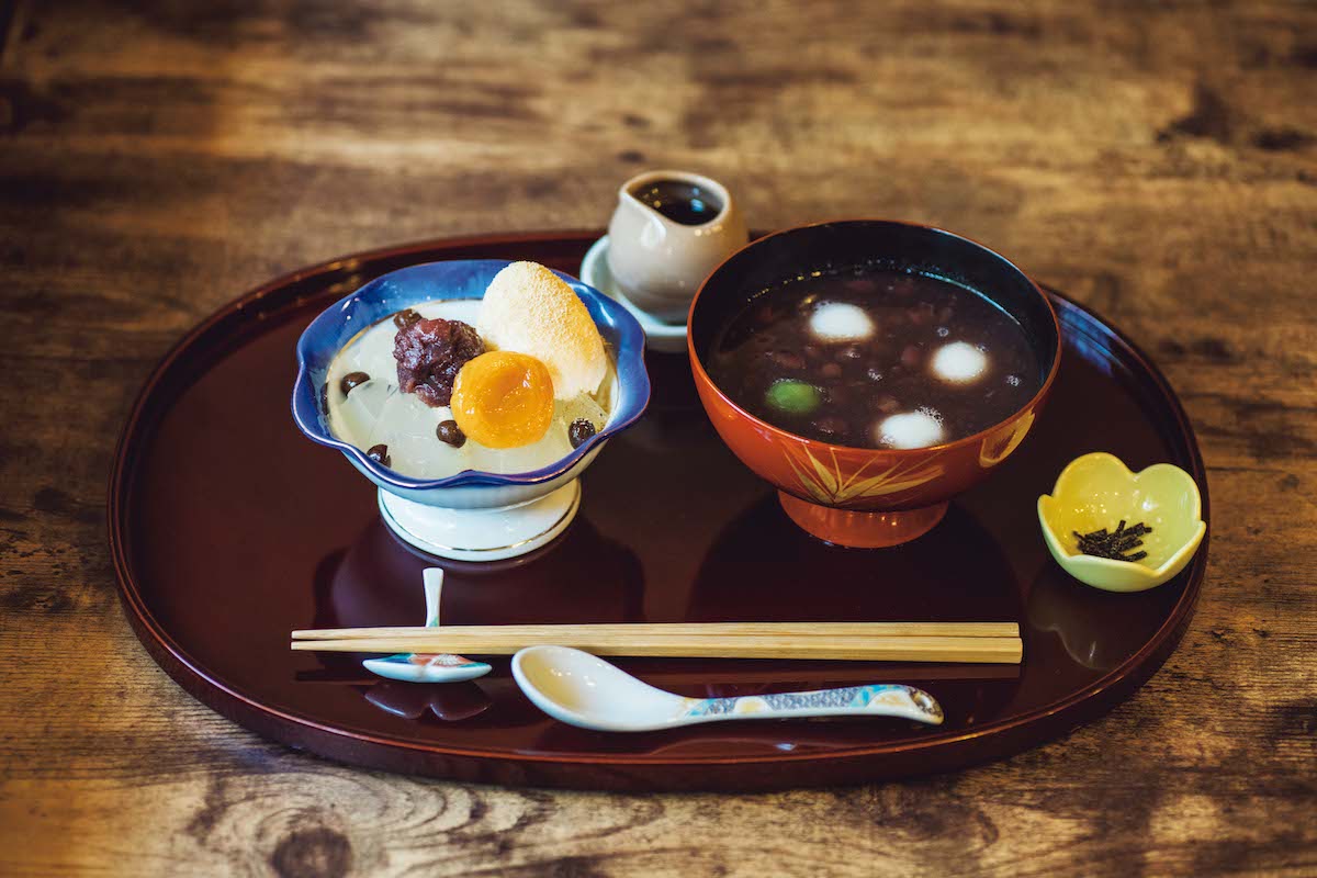 みつばち あんこときなこを巡る旅-京都。福田里香さんが案内する、新旧の名店へ。 | みつばち_Mitsubachi_出町柳
天草から煮出して作る寒天と、毎日炊き上げるあんこを使ったあんみつの名店。「ぽってりやわらかく炊き上げられたあんこは優しい甘味。しつこくなく、かといってこれ以上甘さを控えると物足りない。ギリギリで仕上げる、店主姉妹のセンスが絶妙です。波照間産の黒糖を使った蜜も、グラニュー糖や水飴で微調整をしてあるという徹底ぶり。旅の合間に店でくつろぐのもいいし、テイクアウトしてホテルで食べたり、京都の友人へのおみやげにも」▷京都市上京区梶井町448-60 ☎075‒213‒2144 11:00～18:00（17:45LO、売り切れ次第終了）日月休 
写真：ミニクリームあんみつセット￥1,050。「白玉ぜんざいとのセットをぜひ。アイスはきなこをかけてもらえるバニラ推奨」