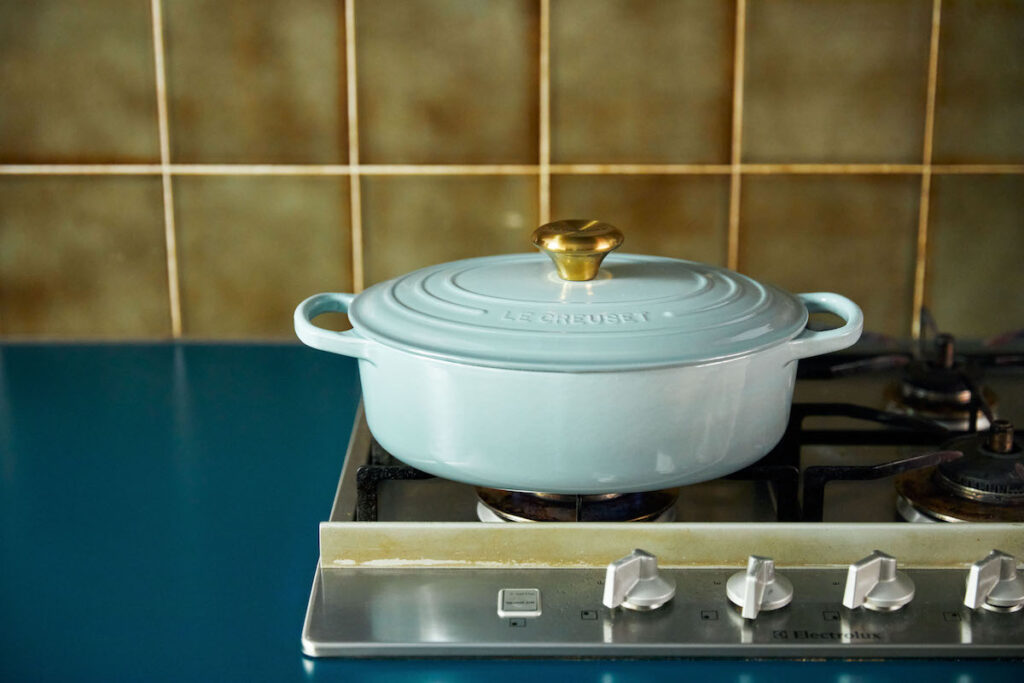 「〈ル・クルーゼ〉の鍋はカラーバリエーションが多彩で、キッチンや食卓が華やかになります」。シーソルトは今シーズンの新色。