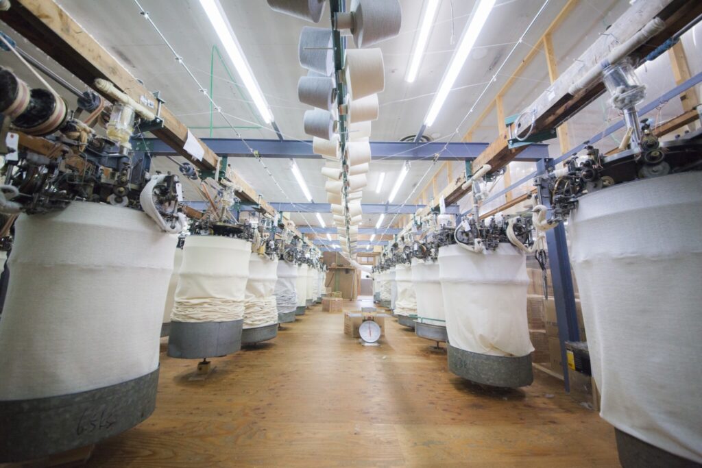 〈東紀繊維〉の工場。時間をかけてゆっくりと編み上げる「吊り裏毛」技術によって、空気をたっぷり含んだ温かみのあるスウェット生地が生み出される。