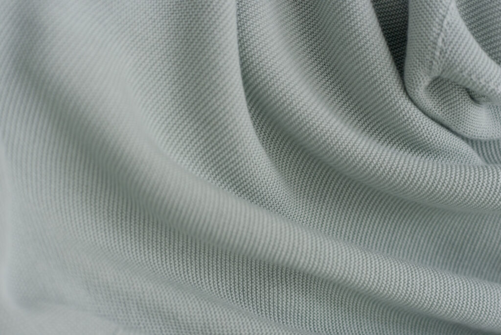 ニットアイテムは、ニット原糸のメーカー〈澤田〉と共同開発した糸「Cuoo」を。さらりとした仕上がりで、季節を問わず毎日着ることができる。