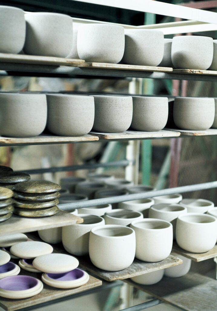 窯に入るのを待つ陶器製おひつ「めしびつころりん」は『やまほん陶房』のプロダクト。伊賀の土の特性でご飯の水分を程よく吸収してくれる。