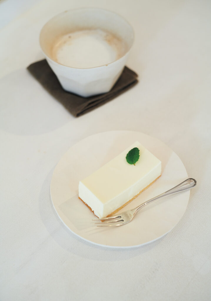 ギャラリーに併設された『カフェ＆ライブラリー ノカ』では、レアチーズケーキなどのデザートと飲み物を現代作家の器で楽しめる。ケーキ皿は山本忠正さんの作品。