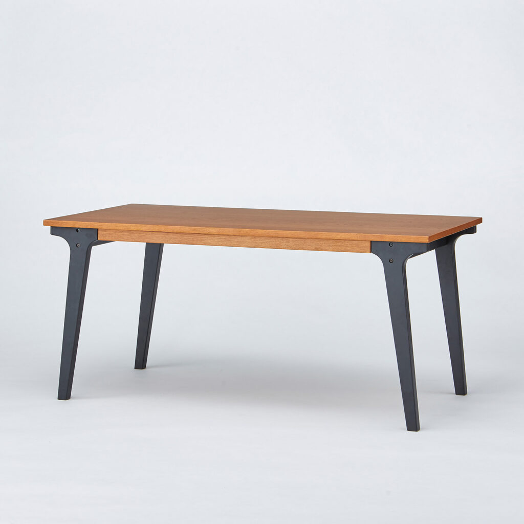 美しく重厚感のあるオーク材の木目を生かして天板表面に使用した、ヴィンテージスタイルのダイニングテーブル。160㎝の幅があるのでゆったりと使える。ダイニングテーブル（W160×D80×H72㎝） ¥59,990