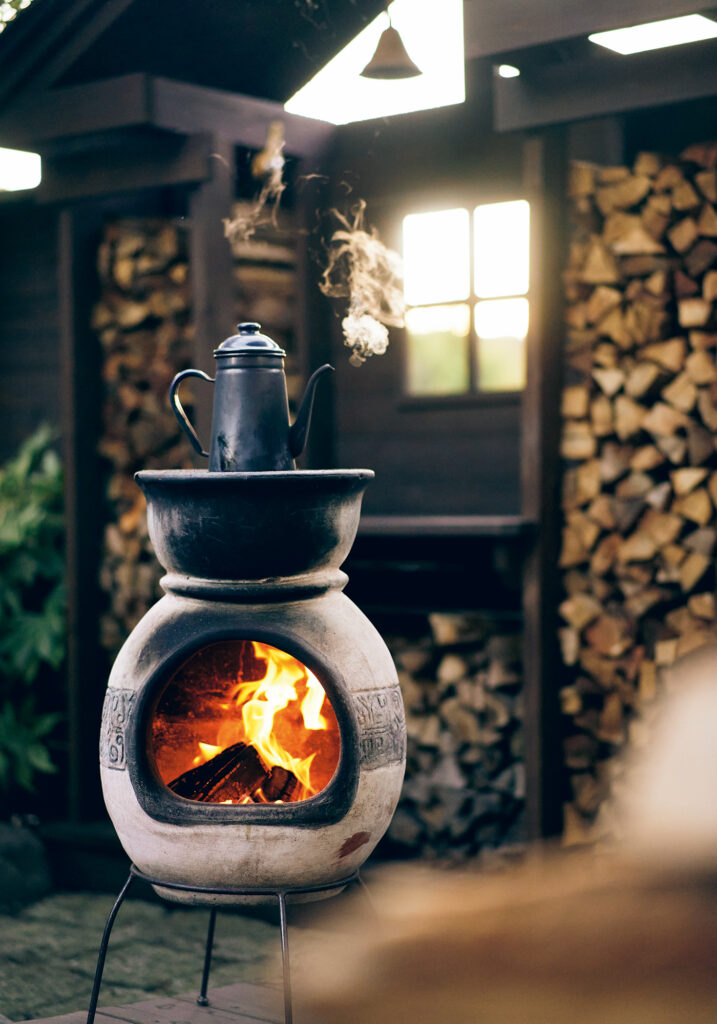 ふたりは「この家で暮らしてから火を眺める時間が増えた」そう。デッキではメキシコ製のガーデン暖炉が活躍。