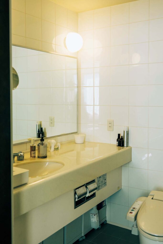 バスルームはホテルのようなつくり。その便利さもこの部屋を気に入っている理由の一つでもある。