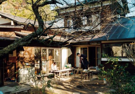 昭和の名残が感じられる縁側と庭の風景。自宅の一部を開放し、認可外保育施設を林侑子さんが営んでいる。