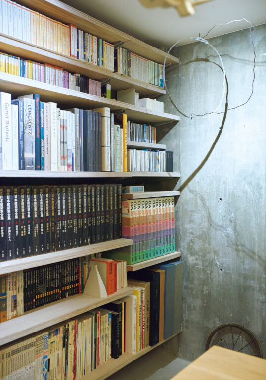 地下2階／ワークスペースには「必要なものに手を伸ばしやすい扉なし書棚を造作」。他とは違い、目に入る情報が多いので、空間ごと地階に”収納”。
