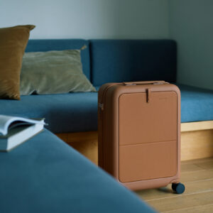 トラベルブランド〈moln〉より、新色「アンバー Small +」のスーツケースを1名に。