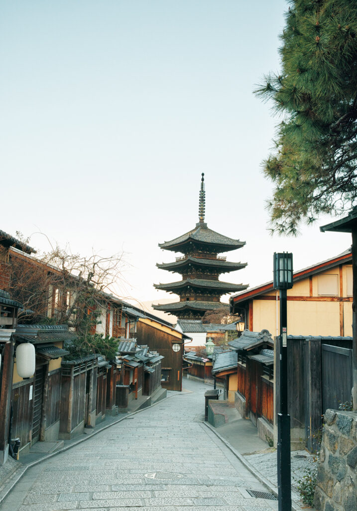 ホテルから徒歩でわずか5分ほど。三年坂や清水寺へ続く坂から、法観寺の八坂塔を眺める。足利義教の再建から580年以上、変わらぬ姿で京都の街を見守っている。