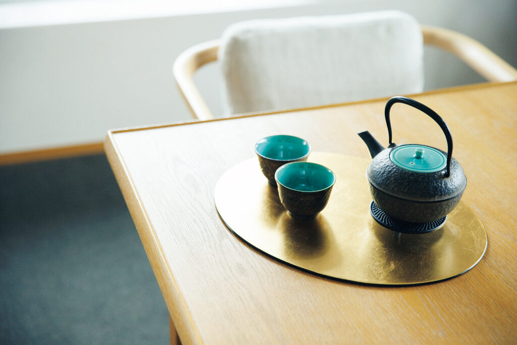 すべての客室に清水焼『西川貞三郎商店』の茶器を用意。くつろぎの時間を彩る。