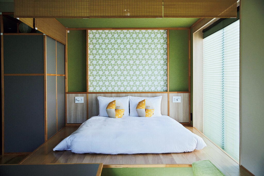 「座敷ダブル」の客室は、籠目模様や苔、裏柳をイメージした緑を基調としたインテリア。
