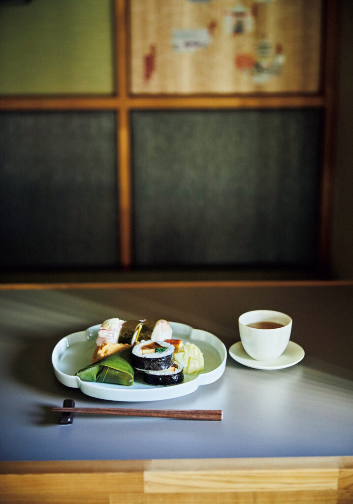 夕食にはスタッフおすすめの店からの仕出しを。京都といえば鯖寿司。祇園で明治から続く老舗店『いづ重』の京寿司盛り合わせも選択肢のひとつ。