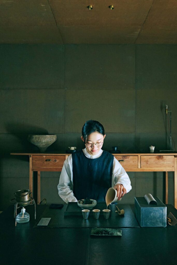 京都 小慢(シャオマン)
予約制の茶藝体験は、中国出身の宋潔（そうけつ）さんが担当。茶葉3種、茶菓子付きで約90分。定員1～4人。料金は1人の場合￥8,000、2～4人の場合1人￥6,000。詳細はInstagram＠xiaoman_kyotoで。