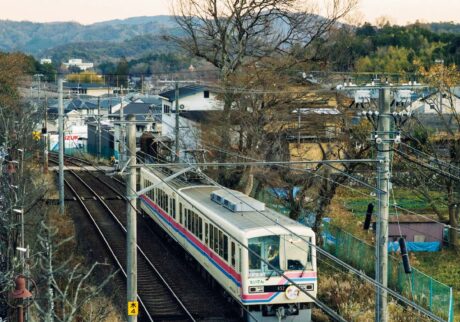 叡電
叡電の名で知られる叡山電車は、2025年に開業100年を迎える。小型車両が1両や2両で走る姿は可愛らしく、左京区らしい風景のひとつ。写真の車両のピンクのラインは鞍馬の雲珠桜をイメージしたもの。京都精華大前駅の構内と大学を結ぶ、パラディオ橋からの眺め。