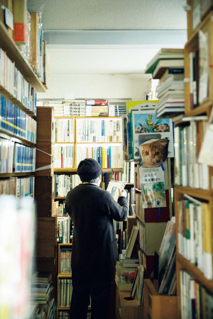 茶山・京都芸術大学駅近くの『紫陽書院』の書棚は、宝探しのようにワクワクさせてくれる