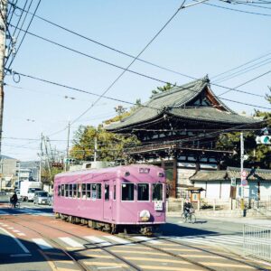 嵐電
1910年に開通して以来、嵐電の名で親しまれる京福電気鉄道。京紫色と呼ばれる車両の色は100周年を機に採用されたイメージカラー。写真は広隆寺の楼門の前を走る嵐電。