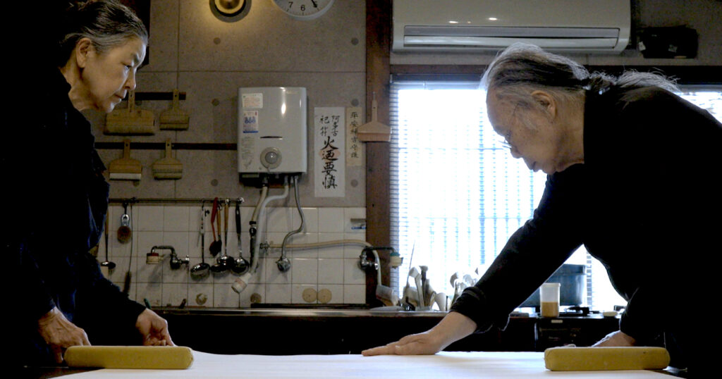 京都『唐長』は2024年に創業400年を迎える日本で唯一の手摺りによる唐紙の老舗。左から『唐長』の千田郁子さんと十一代目・千田堅吉さん。(c)2023 SASSO CO.,LTD.