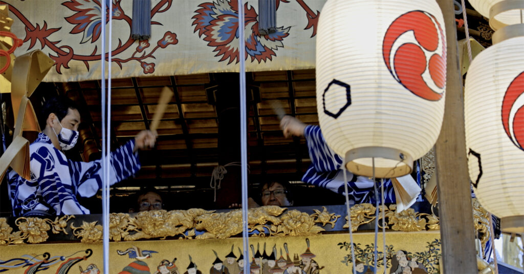 京都の祇園祭。京都市東山区の八坂神社の祭礼で、7月1日(吉符入)から31日(疫神社夏越祭)まで、1か月にわたって多彩な祭事が行われる。山鉾巡行に飾られた、美しい刺繍や舶来織物などが見られることから「動く美術館」とも呼ばれ、国際都市京都の歴史がうかがえる。提灯に描かれた三つ巴は、1万キロ離れたケルト文様とも似ている。本編では芸術人類学者の鶴岡真弓さんが詳しく解説。