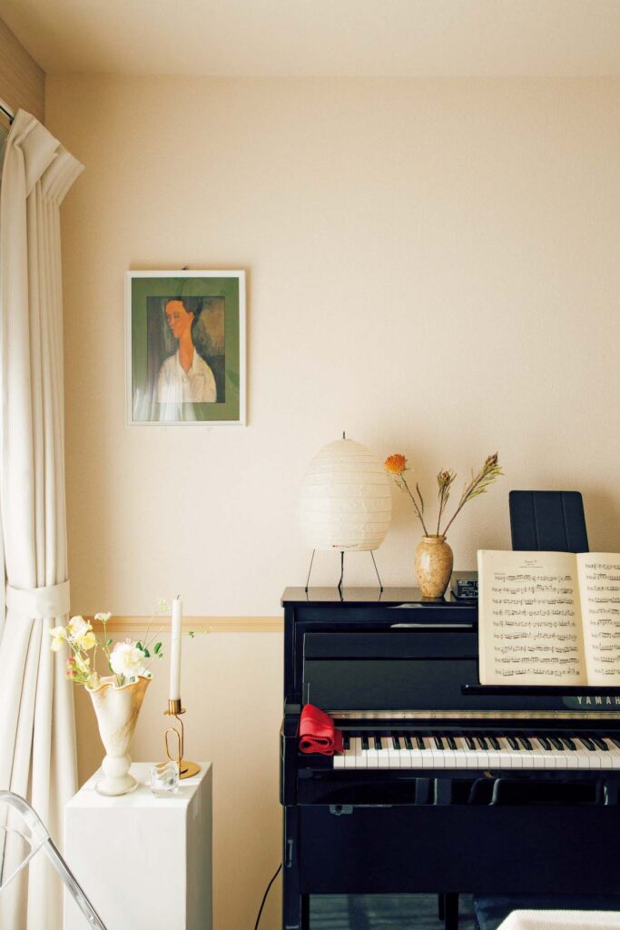 ピアノのそばにモディリアーニの作品を。「絵画を印刷した
クリアファイルがあったので額装して、飾ってみました」