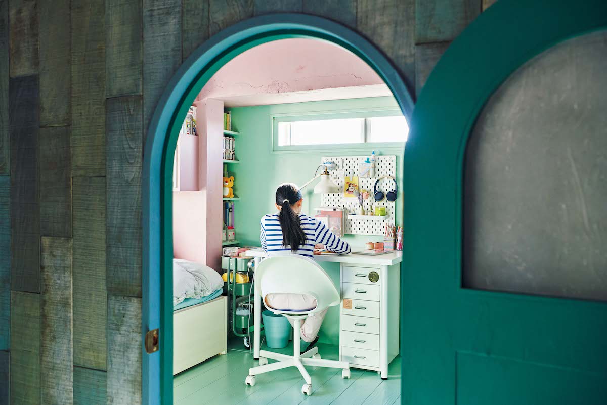 壁の色もあるさんが自ら選んだという。ペパーミントグリーンが、家全体の基調色であるラベンダーピンクとマッチ。