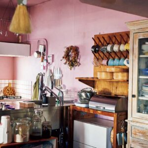 アンティークの戸棚はじめ、厳選されたものに囲まれたキッチン。