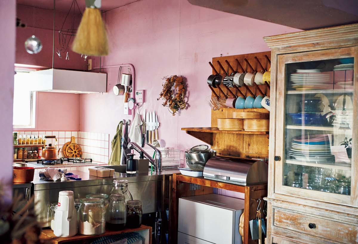 アンティークの戸棚はじめ、厳選されたものに囲まれたキッチン。