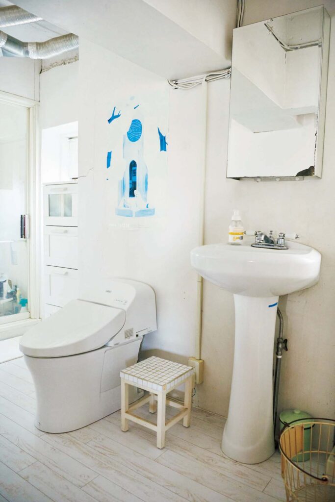 カラフルな室内とは対照的に、あえてリネンまで白一色で統一したというバスルーム。洗面台は〈コーラー〉のものを。