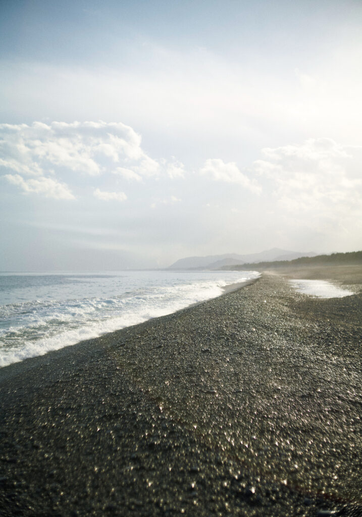 熊野市から紀宝町にかけて約22㎞続く、日本一長い砂礫海岸『七里御浜海岸』。熊野灘の荒波に磨かれた滑らかな小石に覆われ、果てしなく感じられるほどに壮大な風景。