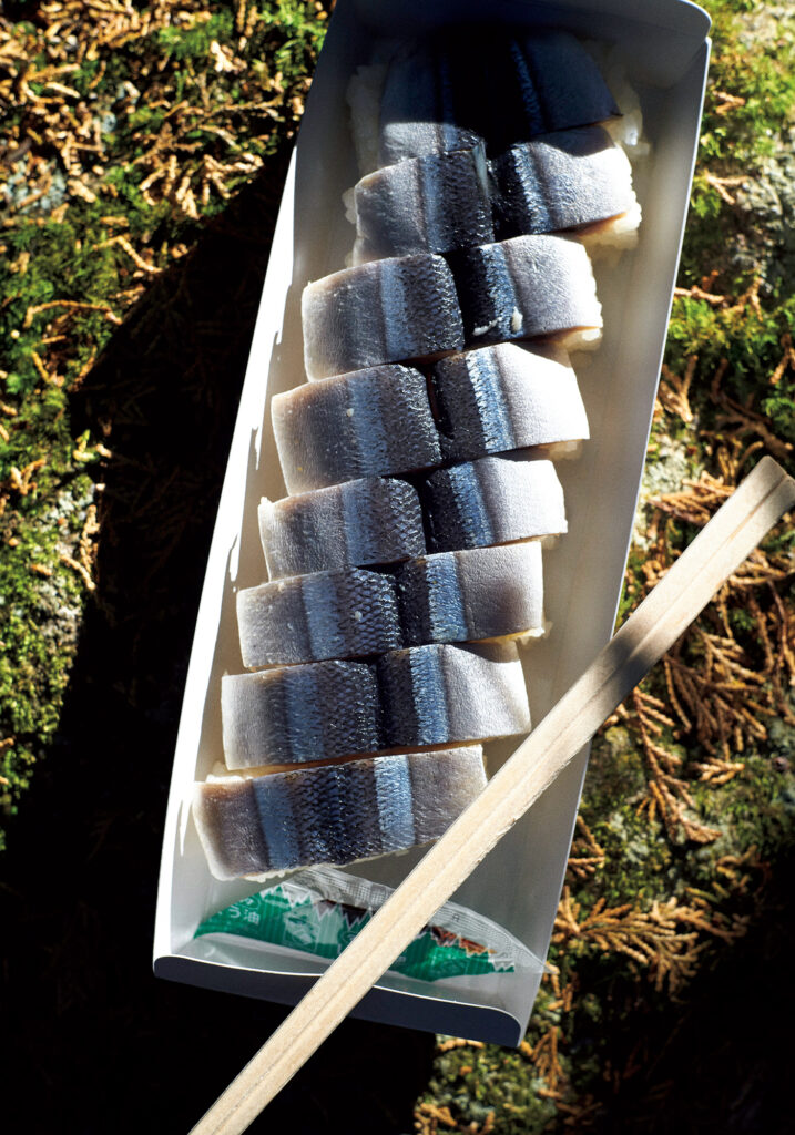 『さんき茶屋』（尾鷲市矢浜岡崎町261−1 ☎0597−22−6111）のさんま寿司￥880。尾鷲市ではからしを使うのが定番。