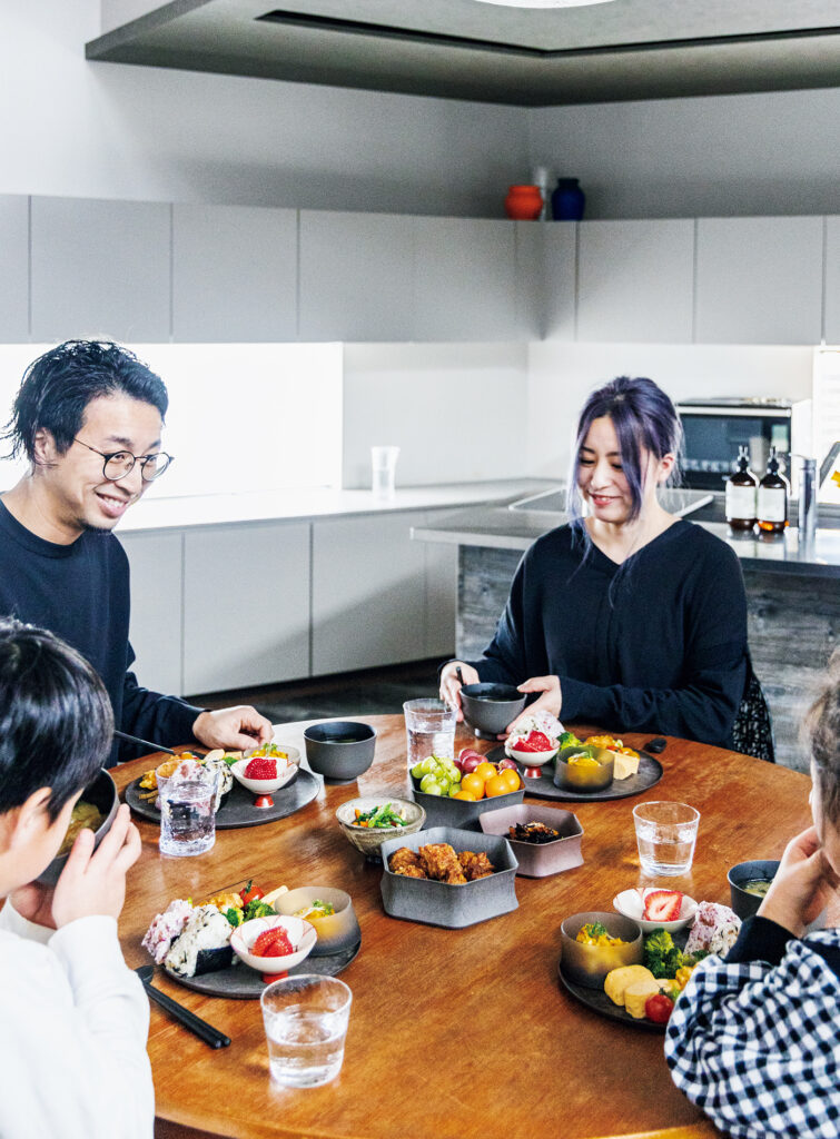 〈ARAS〉を開発しているseccaのメンバーの一人、柳井友一さんの食卓。子ども2人と夫妻の4人家族では、毎日のように〈ARAS〉が活躍。料理が映えるとともに、陶磁器やガラスの器との相性も抜群。