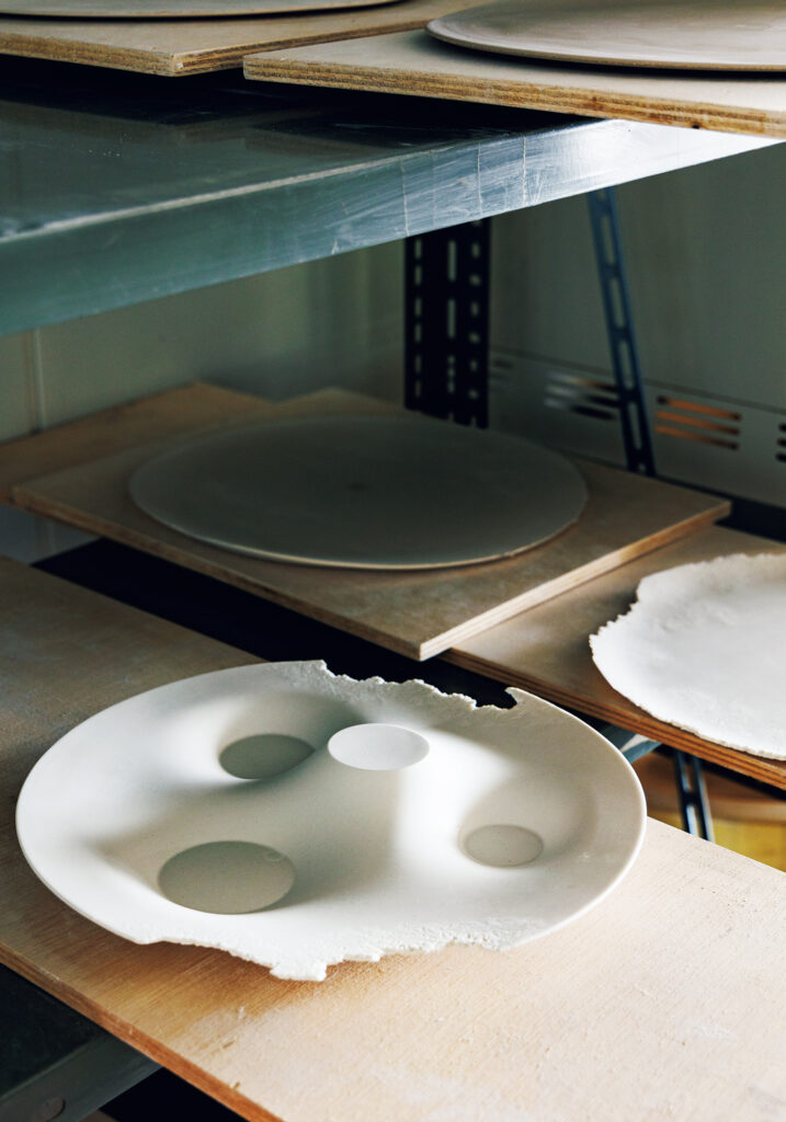 食体験のデザインを重視するseccaが、あえて縁を欠けさせ、チップを楽しむ提案をした陶磁器の皿「朽」。