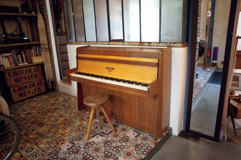 ボンコワンで買った古いピアノは息子用。タイルは1930年代のもので、北フランスでよく使われたデザイン。