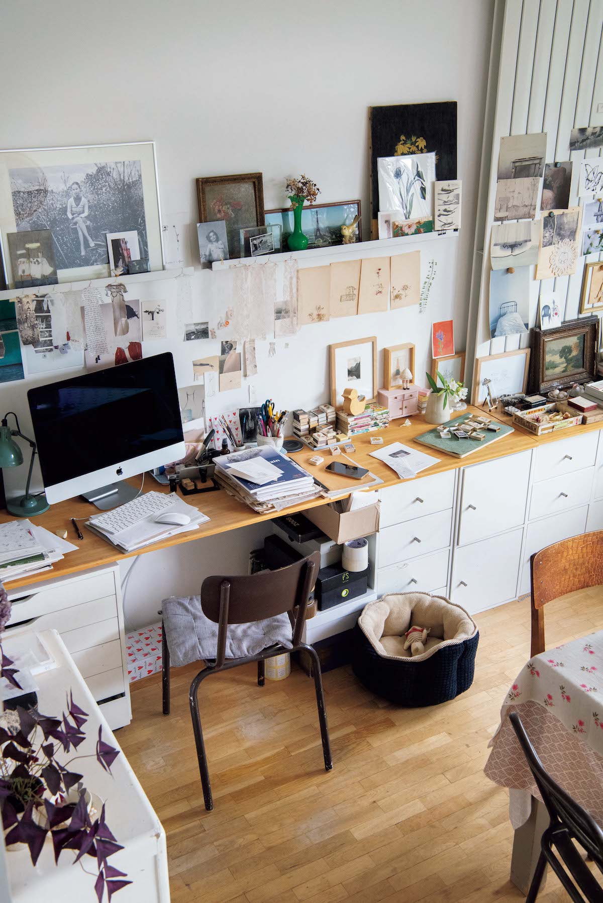 ワークスペース。好きなモチーフや写真、お気に入りのアーティストの絵、子どもの頃に描いたデッサン、ブロカントで見つけたものを飾っている。 ワークスペース。好きなモチーフや写真、お気に入りのアーティストの絵、子どもの頃に描いたデッサン、ブロカントで見つけたものを飾っている。